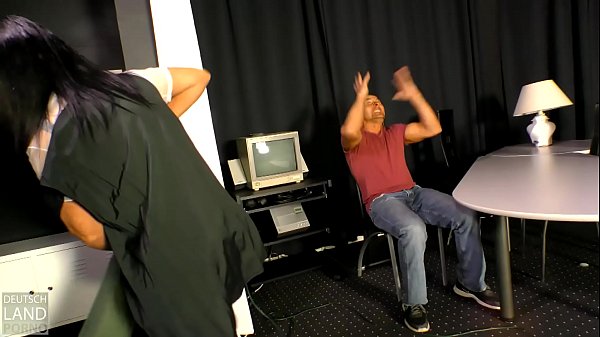 Play MP4 - Die Putze war schon vorbereitet-auf das der Job ihr nicht entgleitet