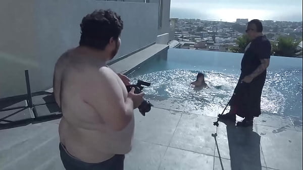 Mujer que visita a Luis Garay en la Mansion Putacalentura se moja porque se moja. #CassieWander #LuisGaray #MansionPutaca ... 