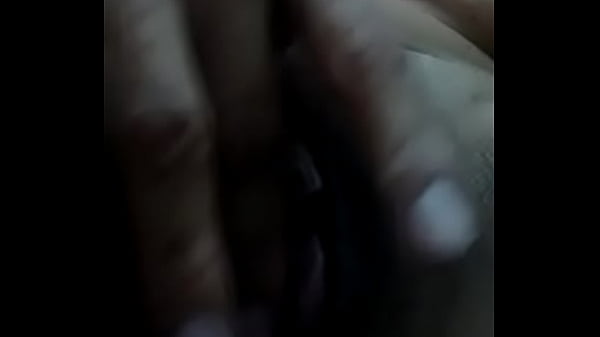 Veneca ardienfe no aguanta y se mete el dedo. 