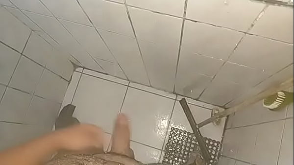 Mijando gostoso no banho 