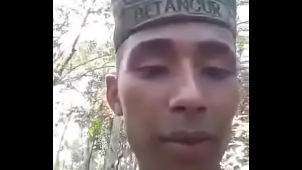 Play MP4 - Militares calientes&comma; s&iacute;guenos en Twitter &commat;AUniformado&period; Si te interesa videos exclusivos escrivenos por interno