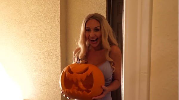 Nonton Blonde Bombshell Anna Kolba Will Sweat For Cock thumbnail