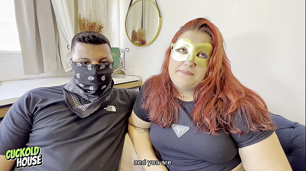 Homem Corno E Voyeur Convida Dois Caras Para Foderem A Noiva Dele No Sof&aacute; Da Sala thumbnail