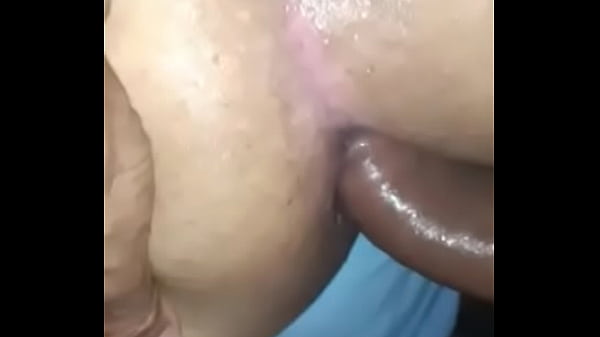 Fudendo o cu do travesti