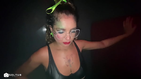 Nonton Na Cabine Do Suingue - Loira Gulosa Na Spicy Club thumbnail