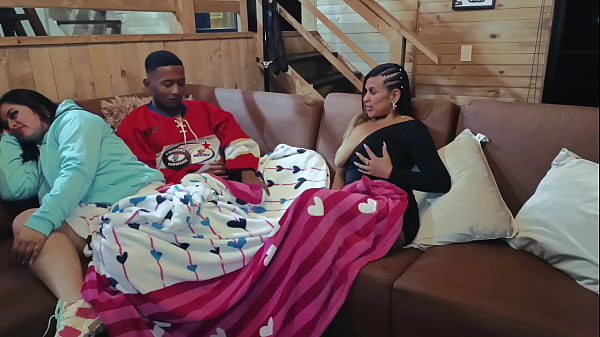 Play MP4 - La amiga de mi esposa nos visita y me la folla mientras ella ve peliculas