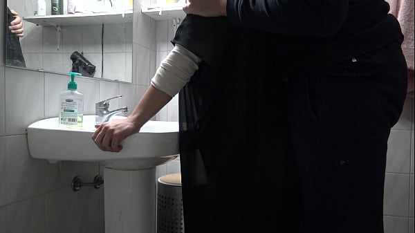 Play MP4 - submissive muslim wife lets husband cum inside her asshole