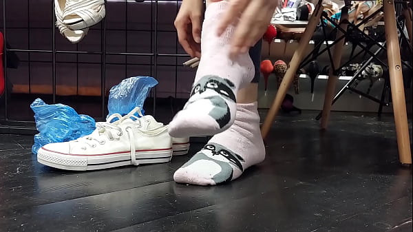 Play MP4 - Two pairs of socks and sweaty feet