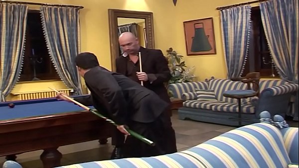 Deux superbes salopes se font enculer dans la salle de billard par 2 mecs 