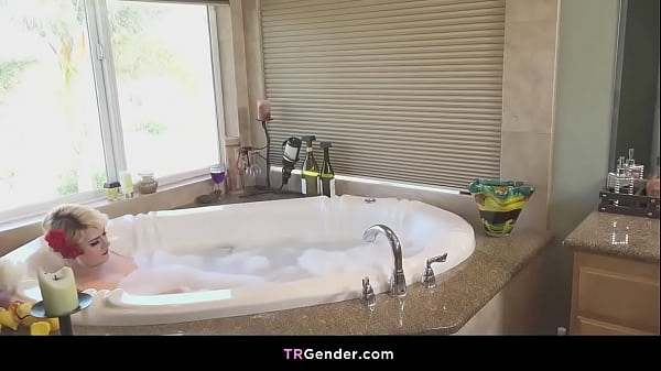 Play MP4 - Bathroom fun and anal sex with TS Isabella Sorrenti