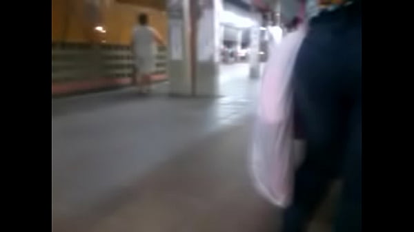 Gostosa_esperando onibus