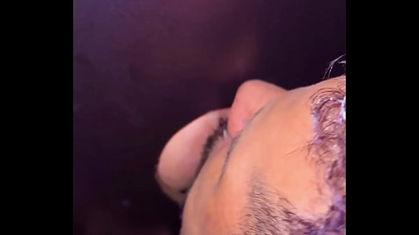 Play MP4 - O PRAZER DE FUDER V&Aacute;RIOS CU DESCONHECIDOS NUM GLORY HOLE&period;