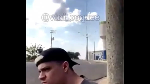 Play MP4 - Exibindo o pau na rua