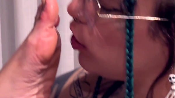 Come worship my perfect pretty toes and make me cum 