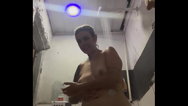 In&eacute;dito mulher se grava masturbando com um sabone at&eacute; gozar bolhas de sab&atilde;o 