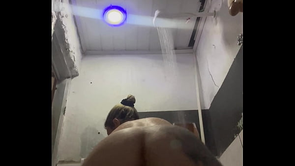 In&eacute;dito mulher se grava masturbando com um sabone at&eacute; gozar bolhas de sab&atilde;o 