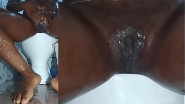 Play MP4 - Cyndy Blackslave - Feet washing - Closeup