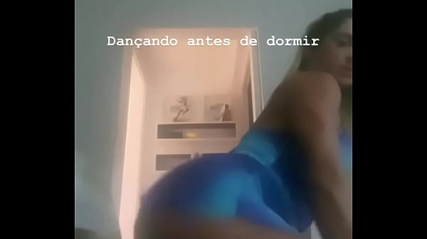 Loira Rabuda Exibindo Sua Bunda Enorme
