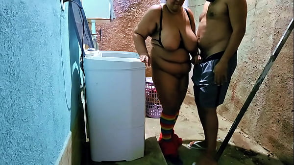 (AMADOR) Padrasto fode com sua enteada no quintal de casa e goza duas vezes em sua boca 