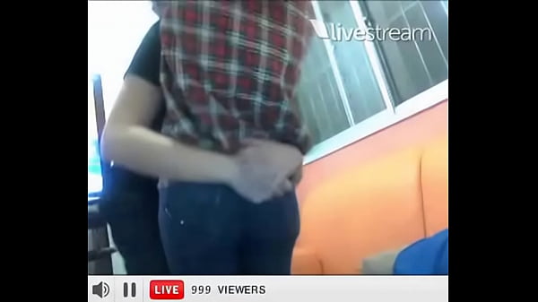 vadia mostrando os peitos na twitcam 
