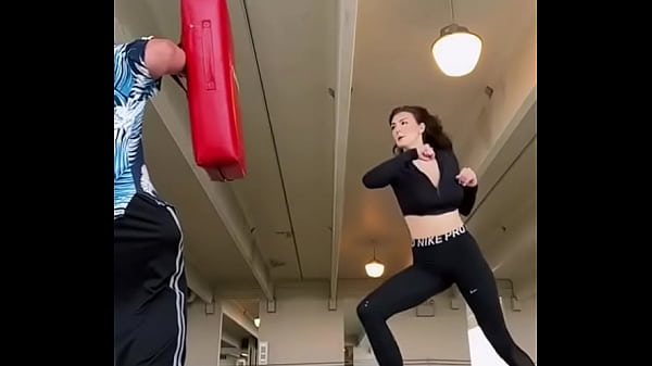 Mallas chica entrena chica alta tacones 