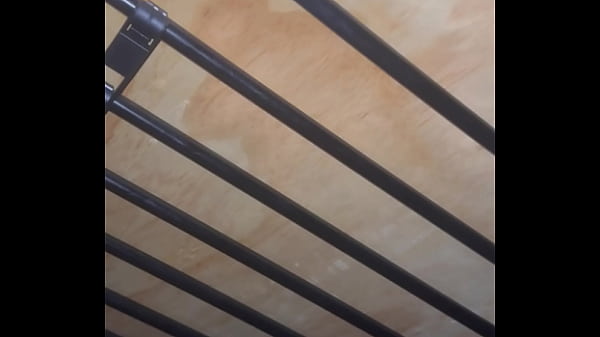 Negro se tira tremenda paja en litera se viene rico 