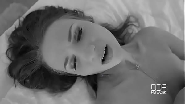 Fresh face fingering newcomer gets cozy with her pink 