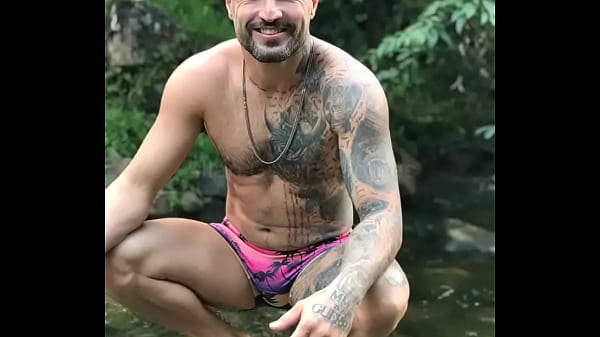 Allan Guerra Gomes urina ao ar livre ao lado da cachoeira e uma sess&atilde;o de podolatria 
