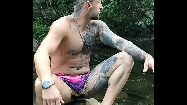 Play MP4 - Conhe&ccedil;a o para&iacute;so do lutador de MMA Allan Guerra Gomes para&iacute;so onde eu vivo de sunga pelado e muita chuva de prata ao ar livre com muita sensualidade e veja meus p&eacute;s