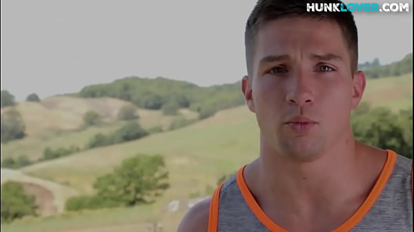 Muscled gym amateur shows asshole while solo jerking off