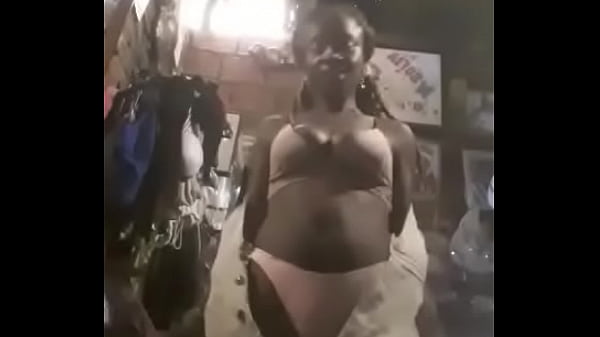 Mi negrita cachonda se desnuda y muestra sus ricos encantos