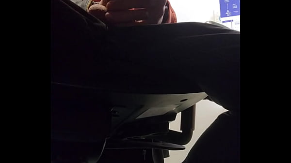 Je me branlesous lebureau_pendant_une réunion en_visio