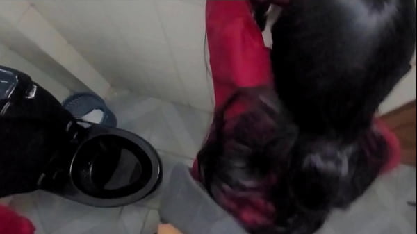 La Folle En El Ba&ntilde;o!!! Colegiala Cogiendo Con Su Compa&ntilde;ero De Clase A Escondidas, En El Ba&ntilde;o De La Escuela!! El Cabr&oacute;n Lo Graba Todo!! Jovencita Mexicana Caliente Se La Cogen!! Video Casero Real! thumbnail