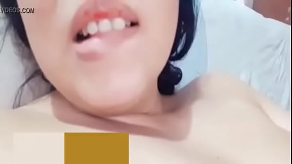 Play MP4 - Estoy sola en el departamento de mi hermanastro lo estoy esperando para que venga a culiarme &comma; hasta mientras me masturbo y lo espero con leche caliente