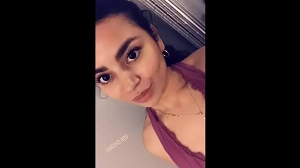 Jovencita en el ba&ntilde;o 