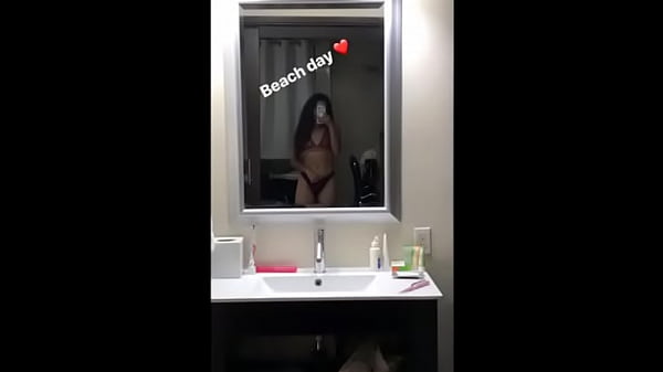 Jovencita en el ba&ntilde;o 
