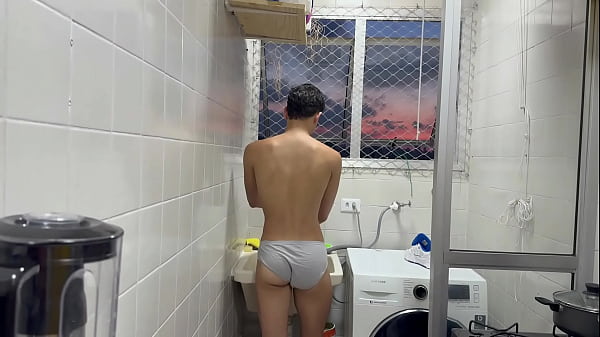 Play MP4 - fui pra casa de um amigo acordei ele tava so de cueca pra me provocar botei pra mama depois fudi ele na area de servico free