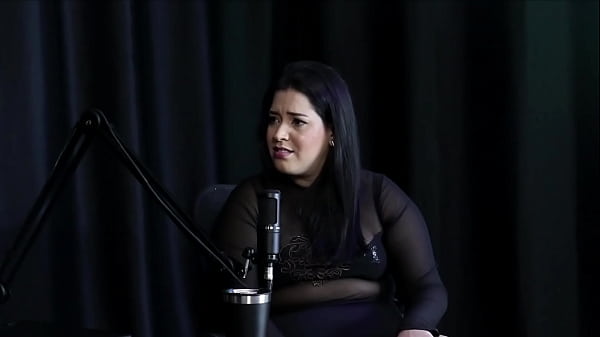 A gostosa da pri melancia sensualizando seus enormes peitos e mostrando sua bunda no preliminares podcast com bia hot watch sheer red 