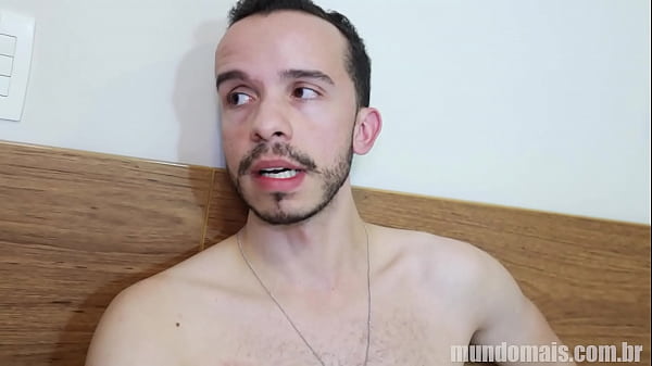 Play MP4 - Tr&ecirc;s amigos fazem uma orgia no quarto do hotel enquanto outro casal transam no quarto do lado&excl;