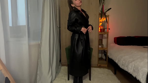 Nonton A Sexy Amateur Wearing Black High Boots Takes Off Her Red Lingerie And Starts To Masturbate Using A Butt Plug And Fake Cock In Her Ass thumbnail