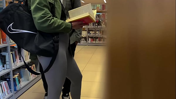 Play MP4 - IN BIBLIOTECA MI SCOPO IL PROFESSORE DI LETTERE CHIUDENDOLO IN BAGNO