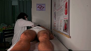 Enfermeira e est&eacute;tica observa ere&ccedil;&atilde;o do paciente 