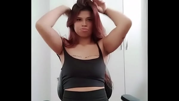 Play MP4 - Foi fazer dancinha e mostrou os peitoa