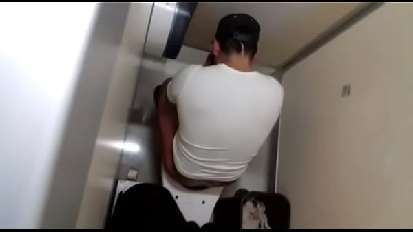 Play MP4 - El mismo hetero de blanco espiado en el ba&ntilde;o cagando