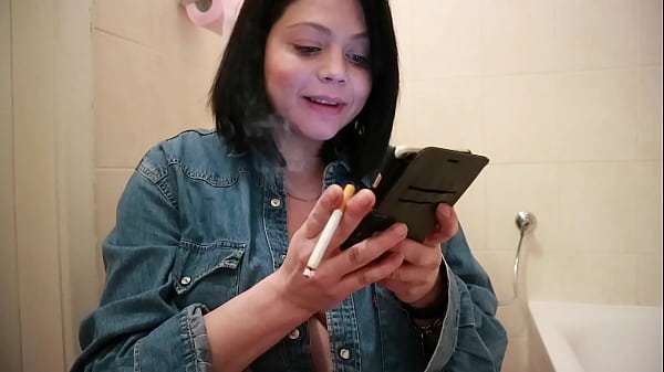 Shione Cooper Pregnant But Smoking thumbnail