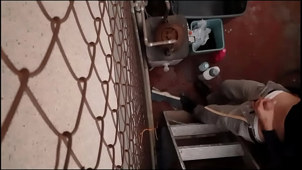 Play MP4 - espiando a mi vecino en la azotea se hace chaqueta