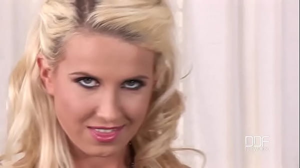 Nonton Enjoy Those Gorgeous Gams! thumbnail