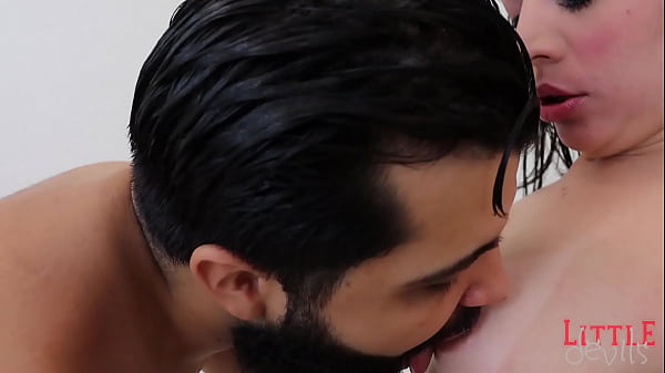 Pamela pantera tomando rolada no rabo