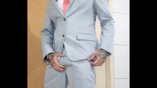 Tatuado Punhetando De Terno thumbnail