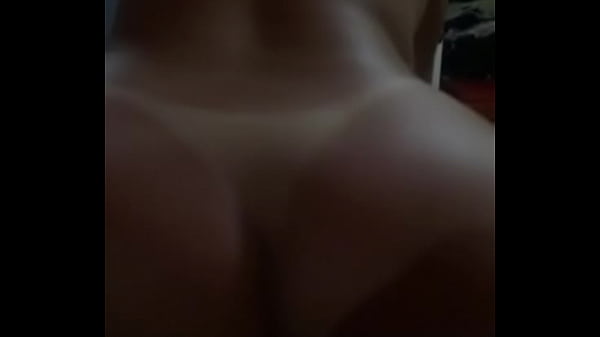 Casada gostosa rebolando na pica do amigo! 